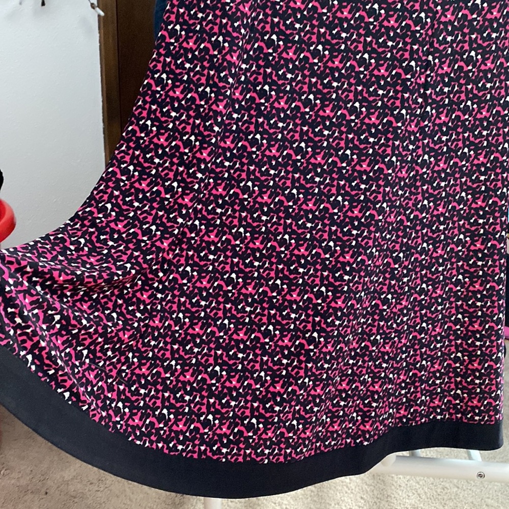 Fun and flowy CHAPS sleeveless dress. Size US medium (M). Cute and comfy! - Picture 6 of 7